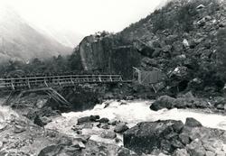 En bro i Lilledalen over ein elv, Hesjahjellbrua Dette er fø