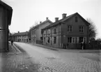 Tvåvånings bostadshus i trä. Drottninggatan, bostadshus i hörnet av Änggatan och Drottninggatan. Revs 1931. 
Drottninggatan norrut, andra och tredje huset till höger där ligger Båghuset (år 2020).