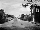 Träbebyggelse.
Jakobsgatan västerut från Västra Bangatan.
Reproduktion 1934 efter en äldre bild.