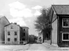 Två- och trevånings träbyggnader.
Jordgatan mot söder till Bondegatan, från Rudbecksgatan.