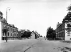 Tvåvånings bostadshus med torn och två frontespisar.
Rudbecksgatan västerut från Kungsgatan.
Till vänster Rudbecksg. 30 uppfört ca 1900 på uppdrag av ägaren Per Conrad Österberg (1853-1918) och Jordg. 1 som han ägde från ca 1883.