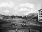 Järntorget, bostadshus runt torget.
Reproduktion efter ett foto från år 1905.