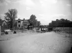 En och en halvvånings bostadshus med trapphus, huset revs 1937.
Tunnelbyggnaden under järnvägen vid Nobelgatan.