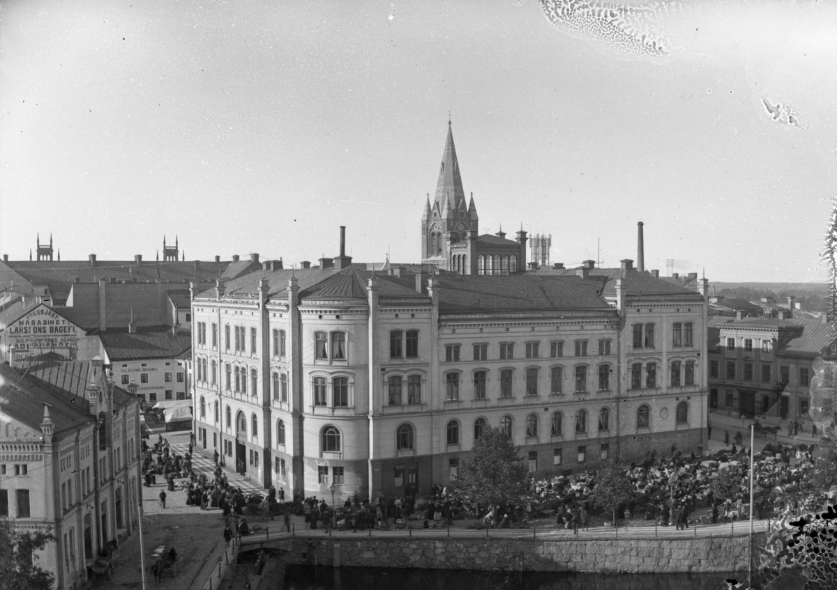 Vy från Örebro slott. Stora hotellet rakt fram vid Trädgårdstorget. Gamla kvarnen skymtar till vänster. Nikolaikyrkan i bakgrunden. Bostadshus.
Bild från tiden 1886-1899, gamla kvarnen påbyggd (1886) gamla riksbankshuset inte uppfört.

Beställare: Larsson och Stenberg, Örebro.