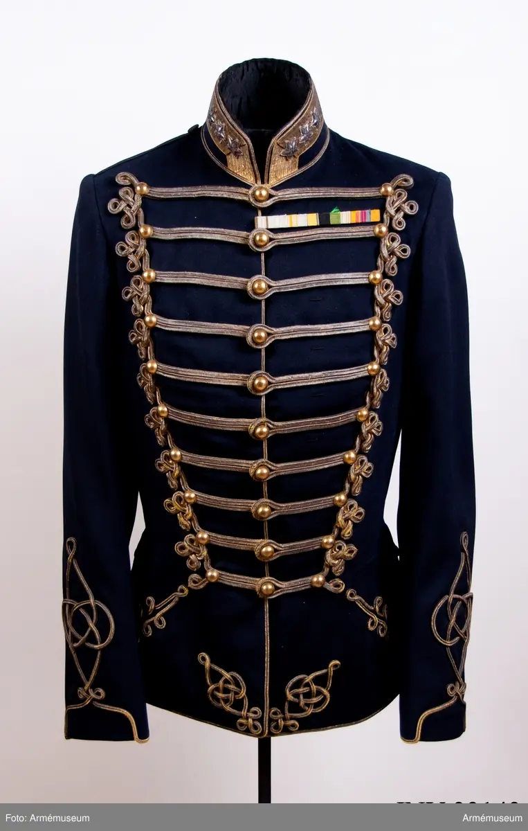 Grupp C I.
Ur uniform m/1895 för general vid Kronprinsens husarregemente. Livplagg m/1895. Består av dolma, ridbyxor, stövlar, sporrar, remmar.
Dolma enligt go 10/4 1895, Kronprinsens husarer.