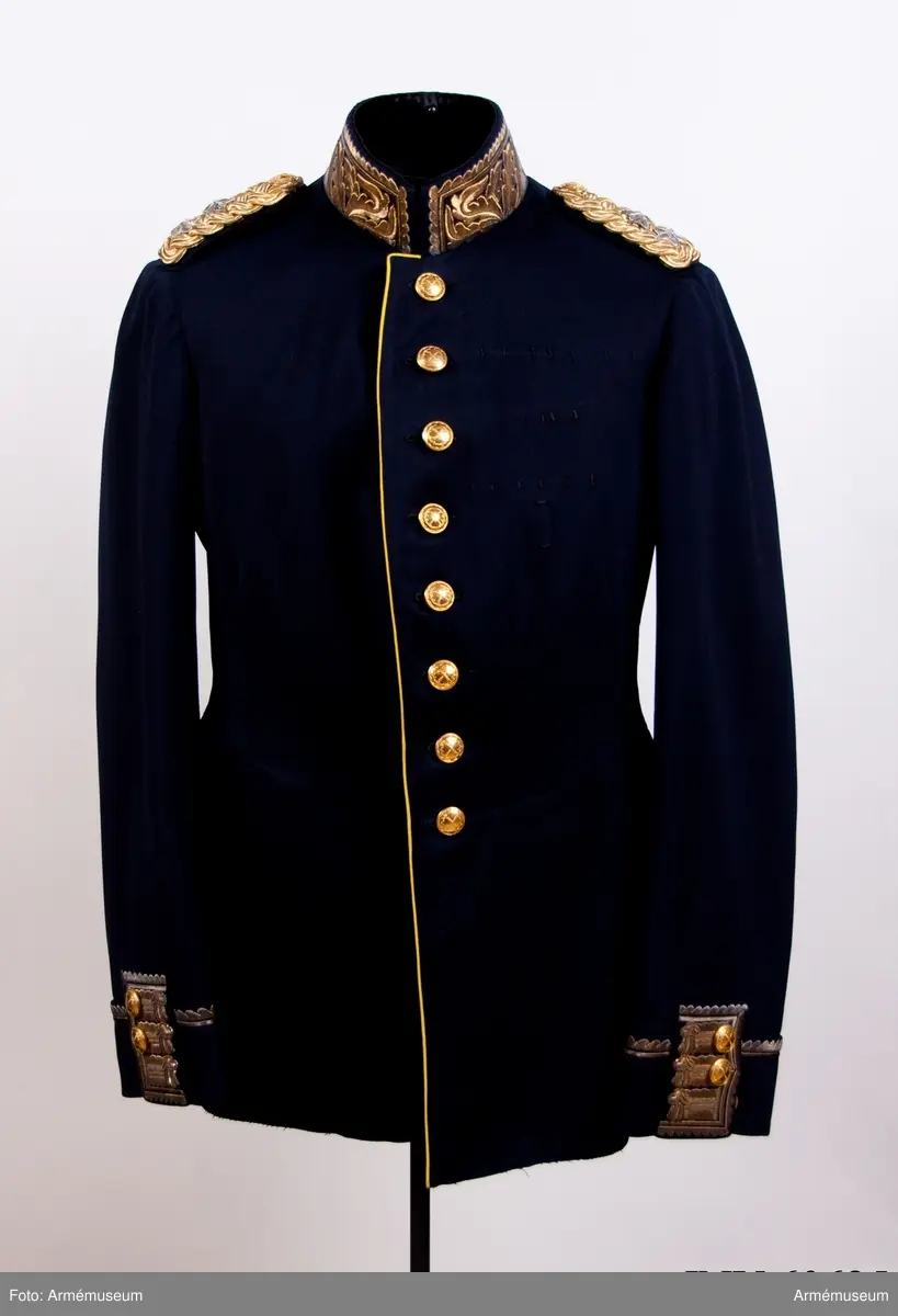 Med axelklaffar m/1899 för generallöjtnant.