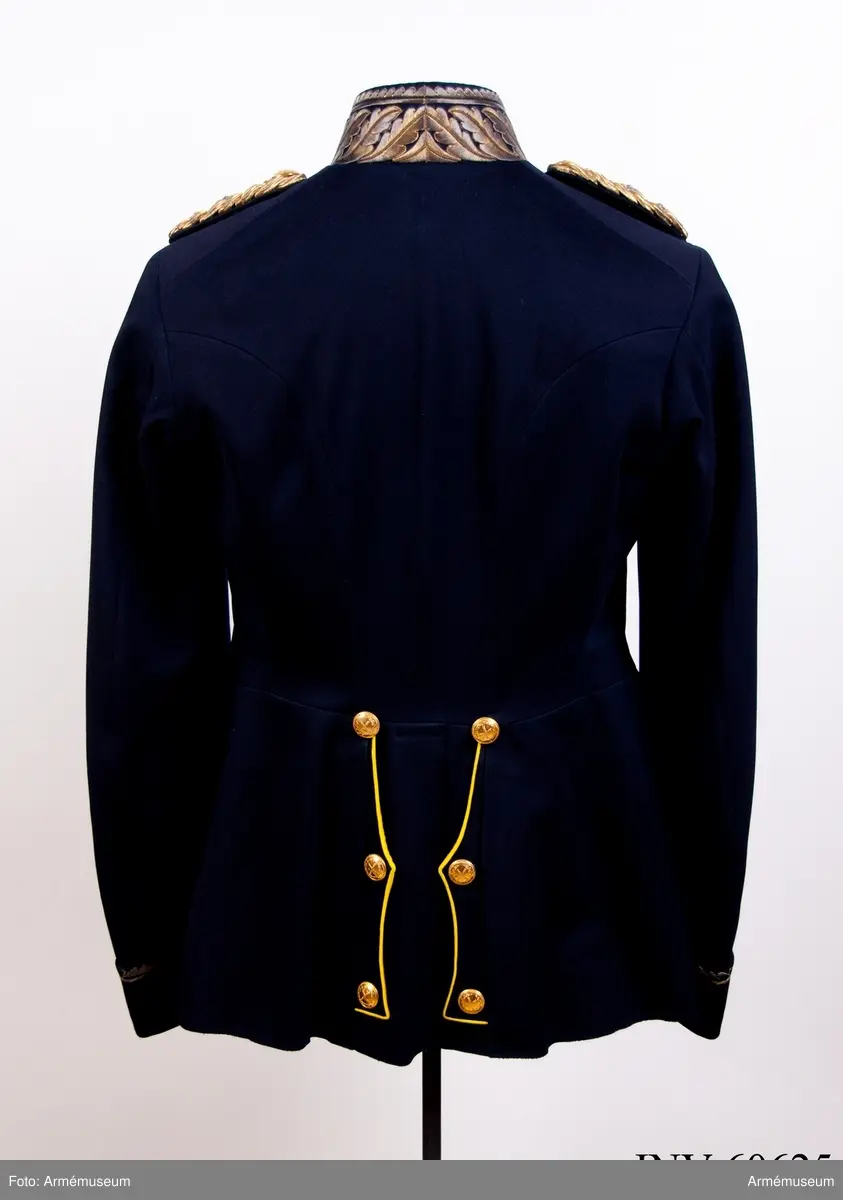 Med axelklaffar m/1899 för generallöjtnant.