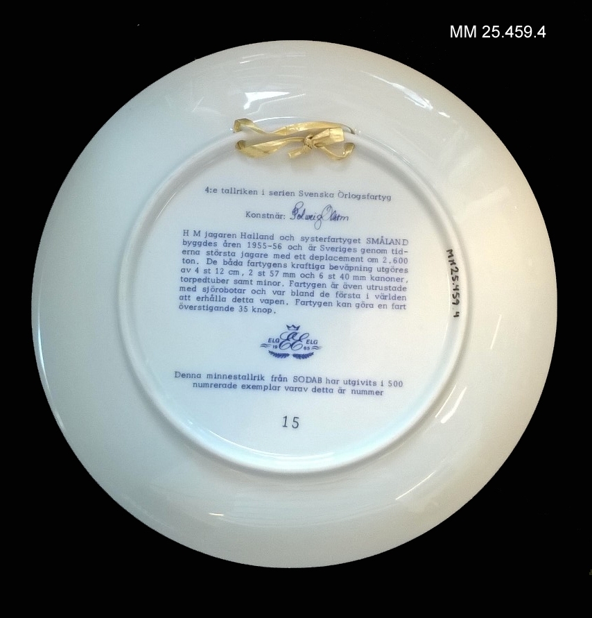 Tallrik i vitt porslin. På framsidan en avbildning av jagaren Småland till sjöss med texten "Jagaren Halland" över motivet. På baksidan text som förklarar att tallriken ingår i en serie av tallrikar med motiv av svenska örlogsfartyg.