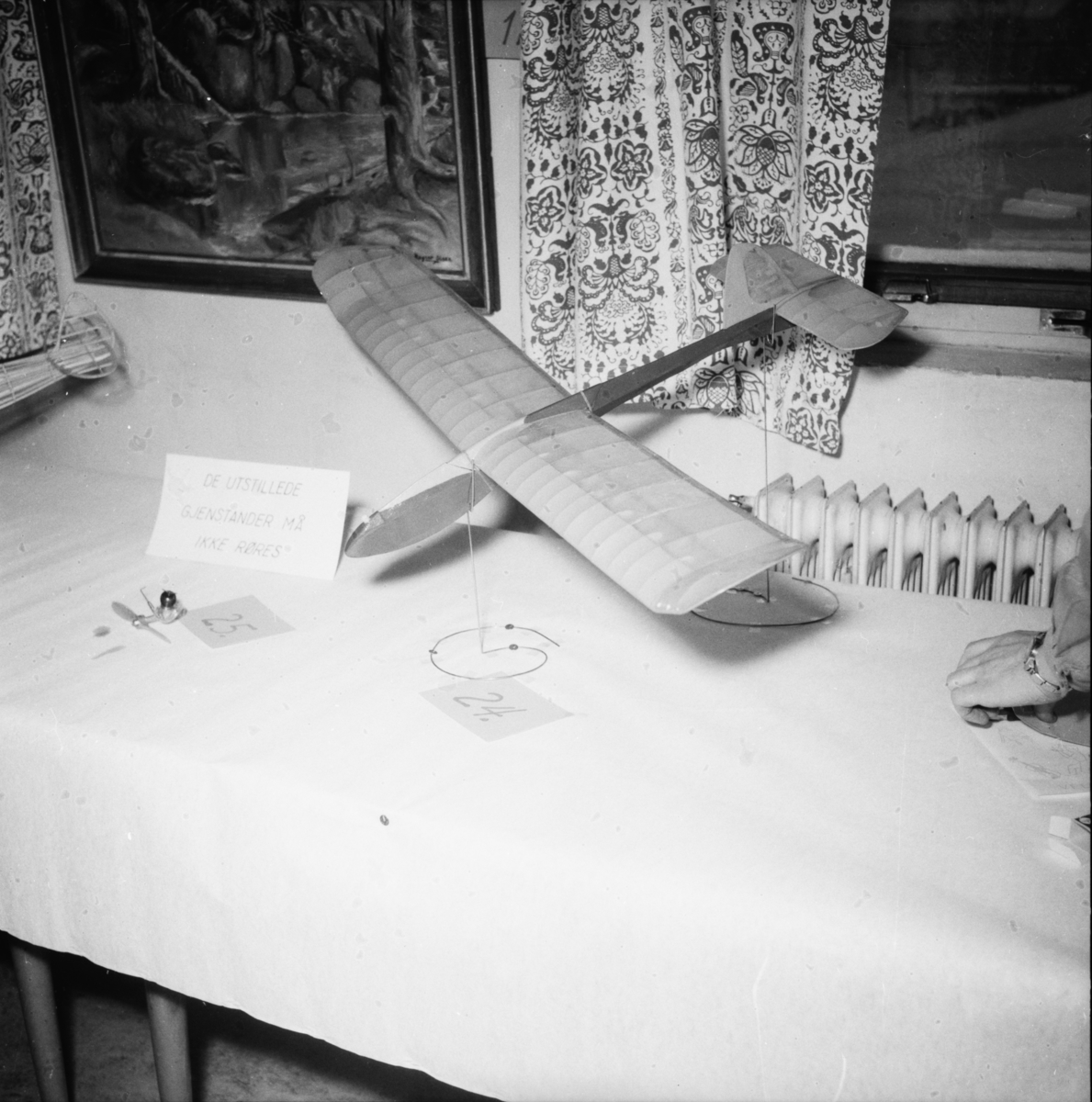 Vardens arkiv. "Nebb arr. hobby-utstilling"  27.02.1954