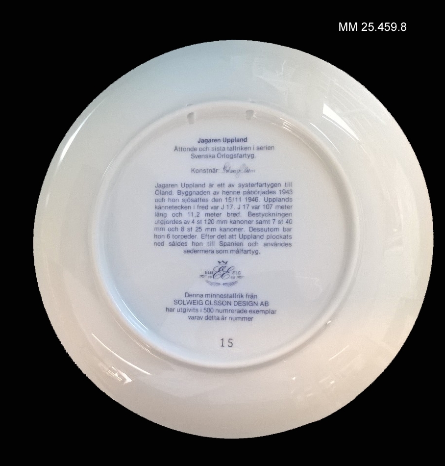 Tallrik i vitt porslin. På framsidan en avbildning av jagaren Södermanland till sjöss med texten "Jagaren Uppland" över motivet. Under motivet ett ankare. På baksidan text som förklarar att tallriken ingår i en serie av tallrikar med motiv av svenska örlogsfartyg.