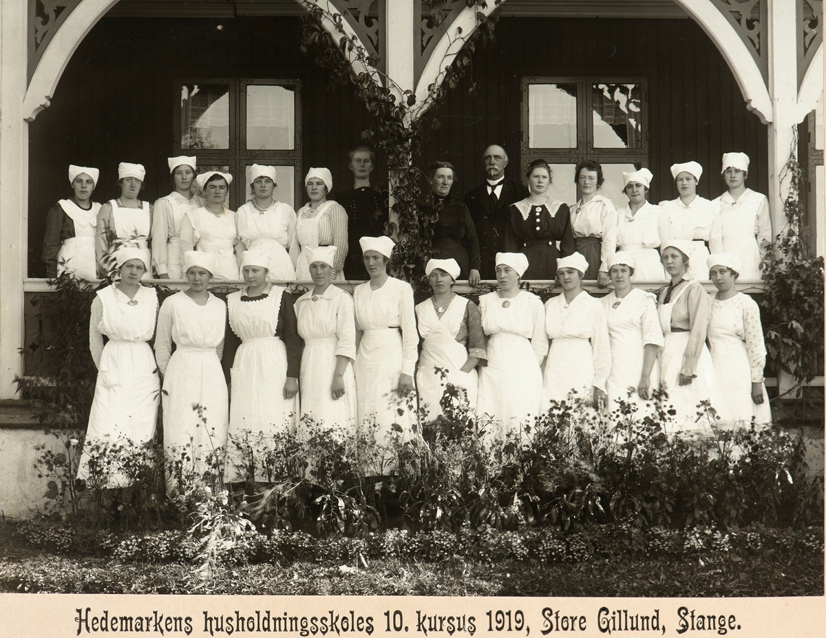 Hedemarkens husholdningskoles 10. kursus 1919, Store Gillund, Stange. Gruppe elever, lærere.