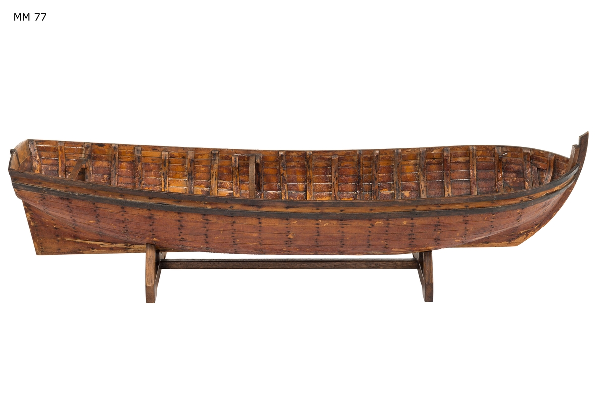 Skrovmodell av fartyg, bordlagd i kravell på bottenstockar och spant, med akterstäv och akterspegel men utan uppbyggd galjon.
Översta bordgången och berghultet svartmålade, övrigt fernissad med nu krackelerad linoljefernissa.