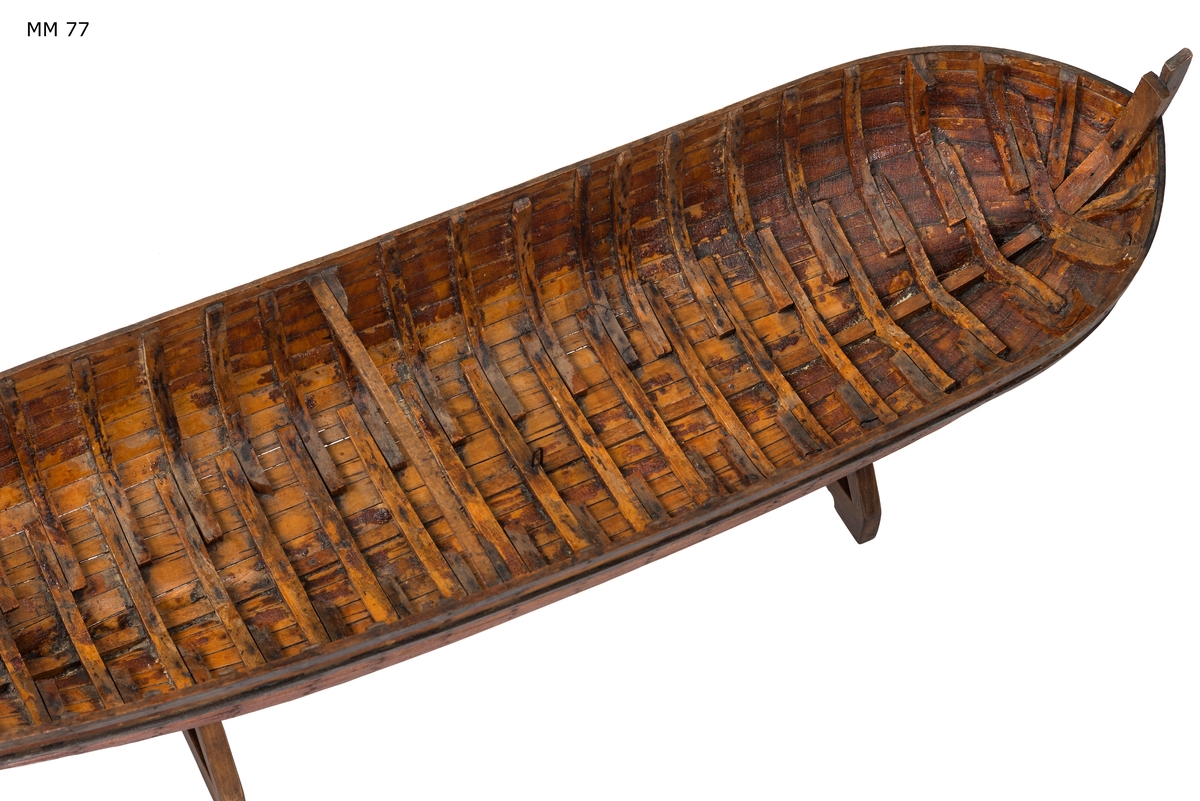 Skrovmodell av fartyg, bordlagd i kravell på bottenstockar och spant, med akterstäv och akterspegel men utan uppbyggd galjon.
Översta bordgången och berghultet svartmålade, övrigt fernissad med nu krackelerad linoljefernissa.