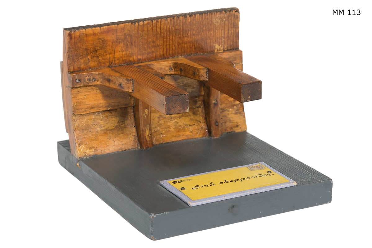 Modell av skeppssida, träknäns fästande vid fartygsbyggnad. Modell av trä, fernissad.