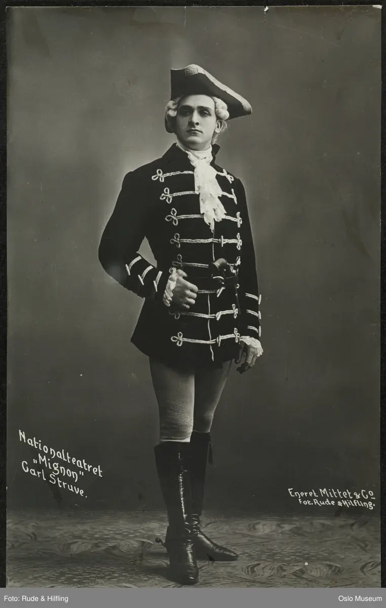 portrett, mann, operasanger, skuespiller, rollebilde, Wilhelm Meister i "Mignon" på Nationaltheatret, stående helfigur, kostyme