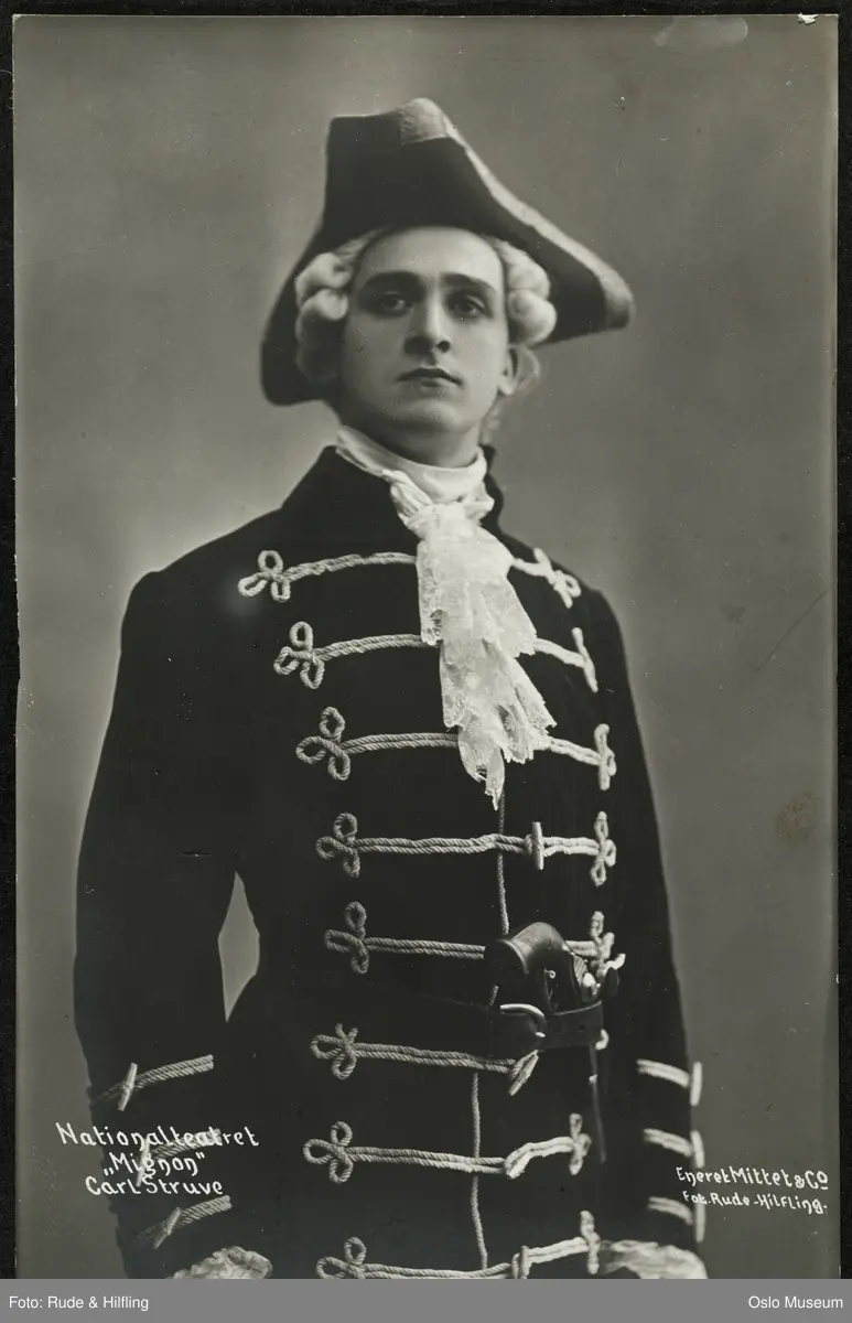 portrett, mann, operasanger, skuespiller, rollebilde, Wilhelm Meister i "Mignon" på Nationaltheatret, stående halvfigur, kostyme
