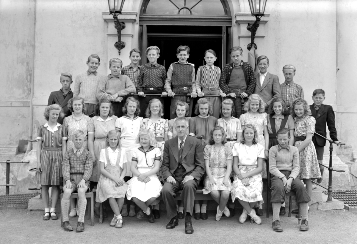 Hamar, Skolegata 1,  Hamar Folkeskole, Midtbyen skole, skoleklasse 7B i 1946