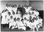 Kvinnor i vita rockar på hästsjukvårdskurs på Veterinärhögskolans hösttermin 1939.