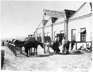 Svenska Röda Stjärnan i Finland under Finska inbördeskriget, Finlandsambulansen, hästar i inhägnad utanför byggnad 1918