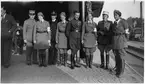 Män och kvinnor i uniform på perrong för hemresa med järnväg efter fälttjänstövningar i Småland 1938.