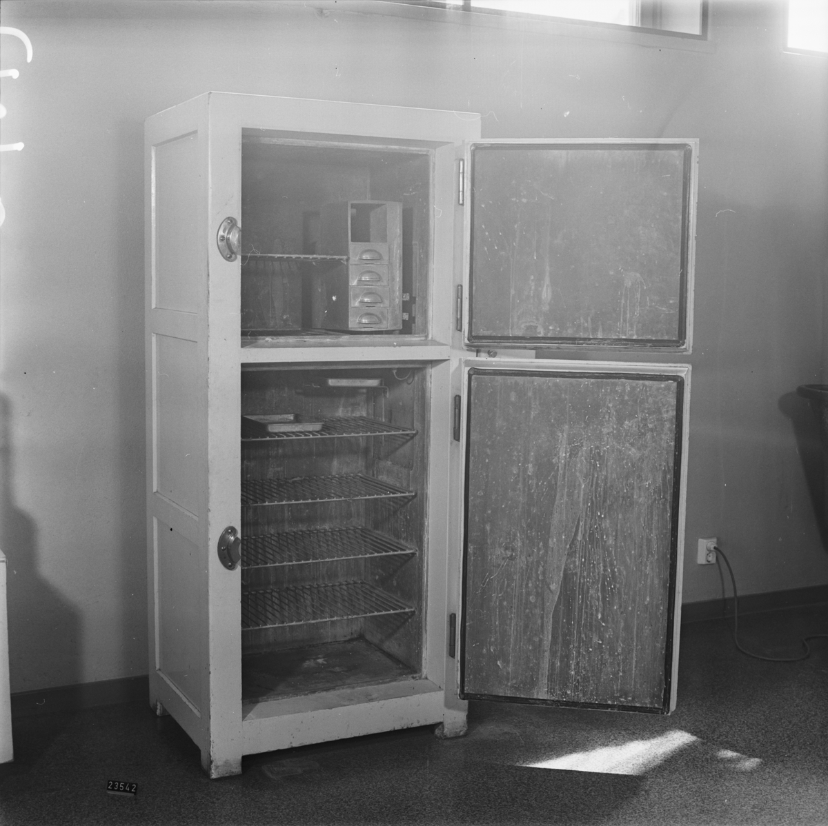 Kylskåp för gaseldning. Skylt, märkt: "AB Elektrolux Stockholm. W.e 80.8.38. N:r 8416".