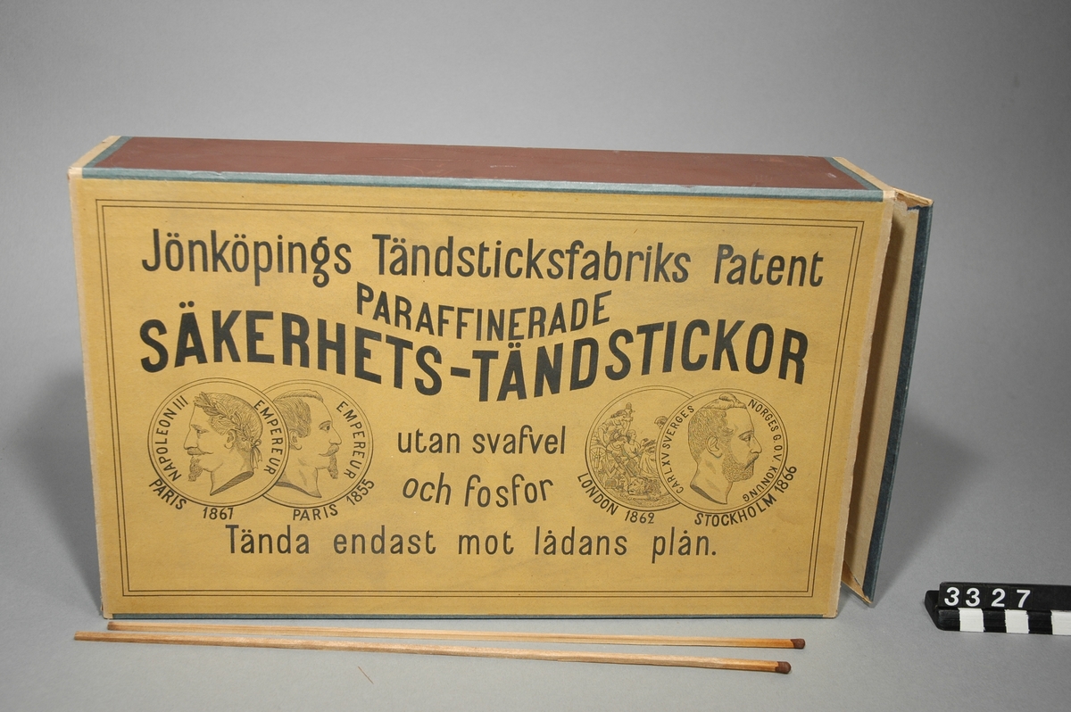 I stort format. Reklamsak. Etikett med påskrift: "Jönköpings Tändsticksfabriks Patent Paraffinerade Säkerhetständstickor utan svafvel och fosfor. Tända endast mot lådans plån". På baksidan två halvklotskartor.  Fylld med stickor 285 mm långa.