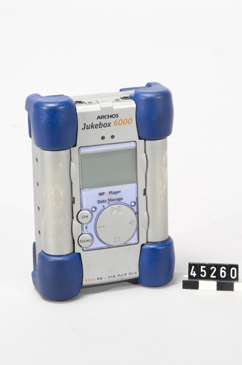 Bärbar mp3-spelare Archos typ Jukebox 6000.  Den 6 gigabyte stora hårddisken i Jukebox 6000 rymde mer än 150 CD-skivor i komprimerad form. Spelaren kopplades till datorn via USB.