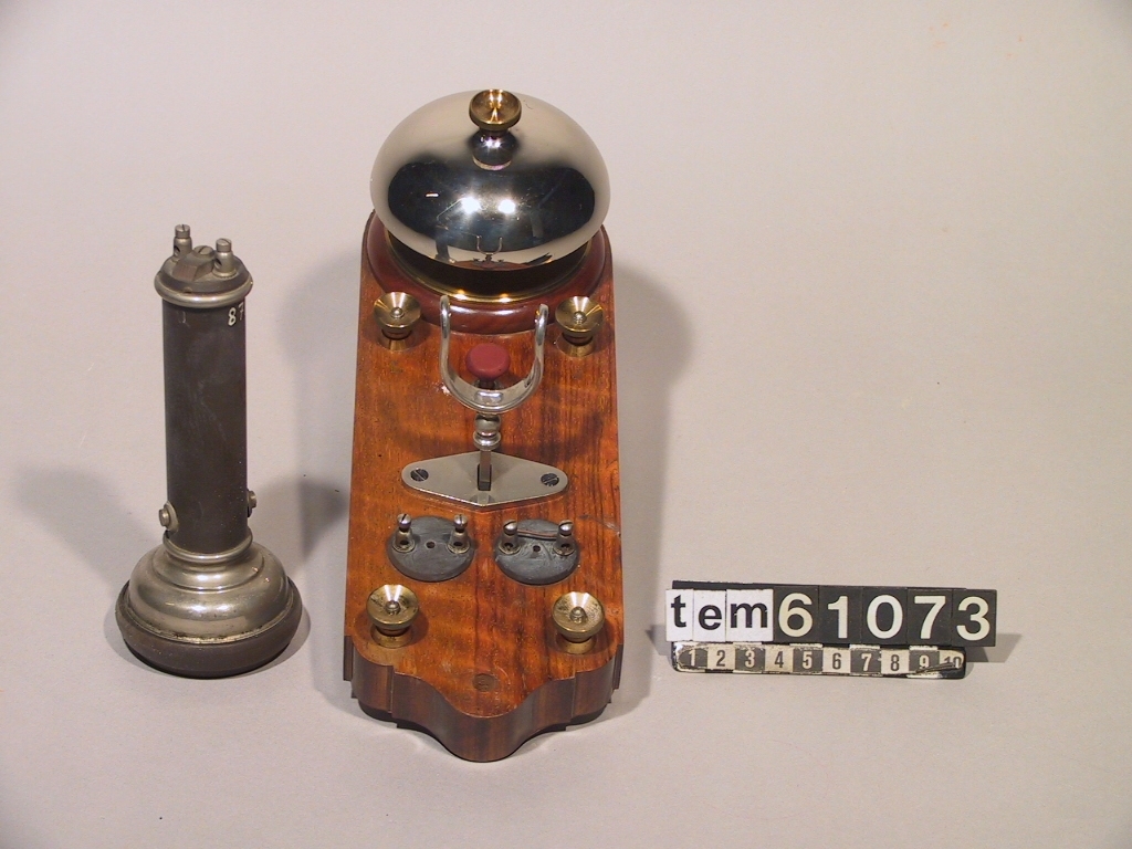 Väggtelefonapparat, hörtelefon med galvanisk klocka.