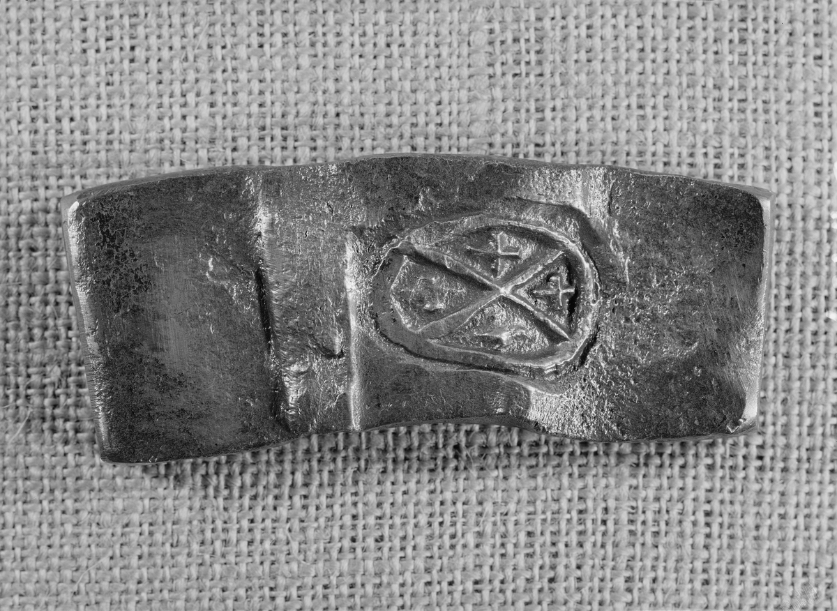 Avtryck av järnstämpel i prov av stångjärn. 