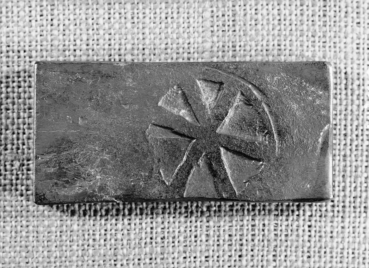 Avtryck av järnstämpel i prov av stångjärn. 