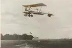 Flyget i Karlsborg innan F6. Det första av staten inköpta flygplanet 1912, typ Bréguet, över Axvalla hed