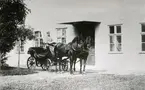 Landshövding Edelstams ekipage och kusk Lindqvist.
Omkring 1885.
På residensets gård
Under landshövding Edelstams tid