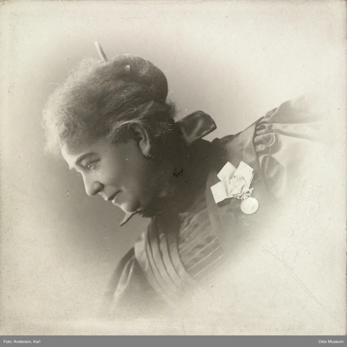 portrett, kvinne, skuespillerinne, vignettert brystbilde, medalje