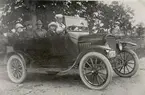 Vid ratten till T-Ford Touring, 1920 ca, Valdemar Västerlund, bredvid honom brorsonen Sven Västerlund. I baksätet från höger; Valdemars bror Gustaf Västerlund, hans hustru Ester och en bekant till familjen.