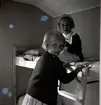 Två flickor i en semesterstuga i Åkerby på Öland. 14/6 1960.