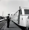 Stinsen Gunnar Hagström i Borgholm, på perrongen bredvid en rälsbuss.