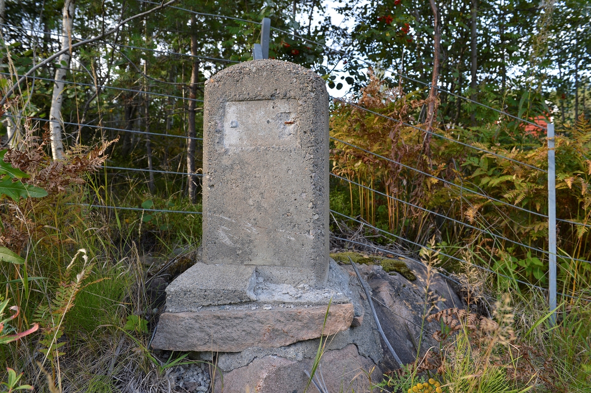 En kabelstein er et anvisningsmerke støpt i beong for å vise plassering av fjernkabel i terrenget. 
