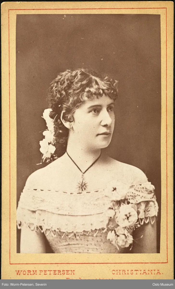 portrett, kvinne, skuespillerinne, rollebilde, Susanne i "Den kjedelige verden" på Christiania Theater, brystbilde, kostyme