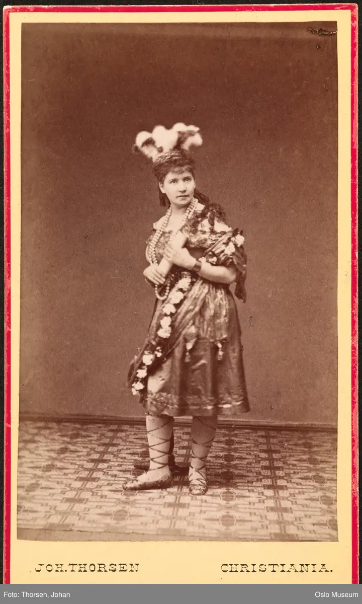 portrett, kvinne, skuespillerinne, rollebilde, Athanasia i "Hun skal debutere" på Christiania Theater, stående helfigur, kostyme