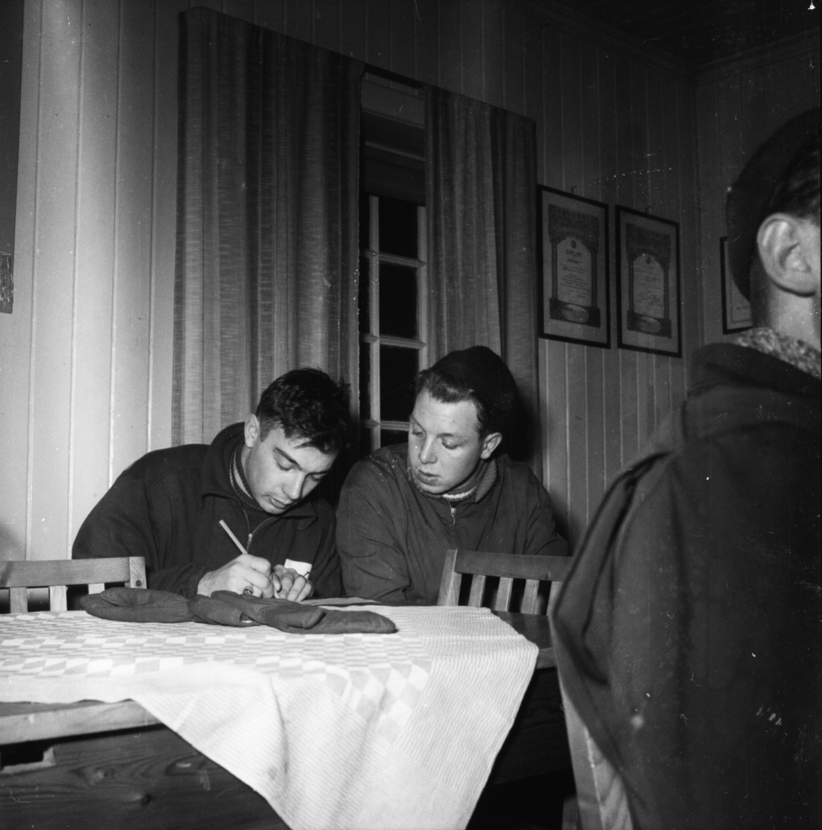 Vardens arkiv. "Skøyteløp på Herkules"  25.02.1954