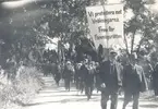 Demonstration under Södra Möre-konflikten 1929-31, den sista konflikten om föreningsrätt i Sverige. Demonstrationen utgick från stationen i Ljungbyholm dit det gick gratiståg från Kalmar.