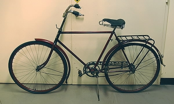 Cykel, herrmodell, av märket Husqvarna, med kattöga baktill, lås och gummihandtag.