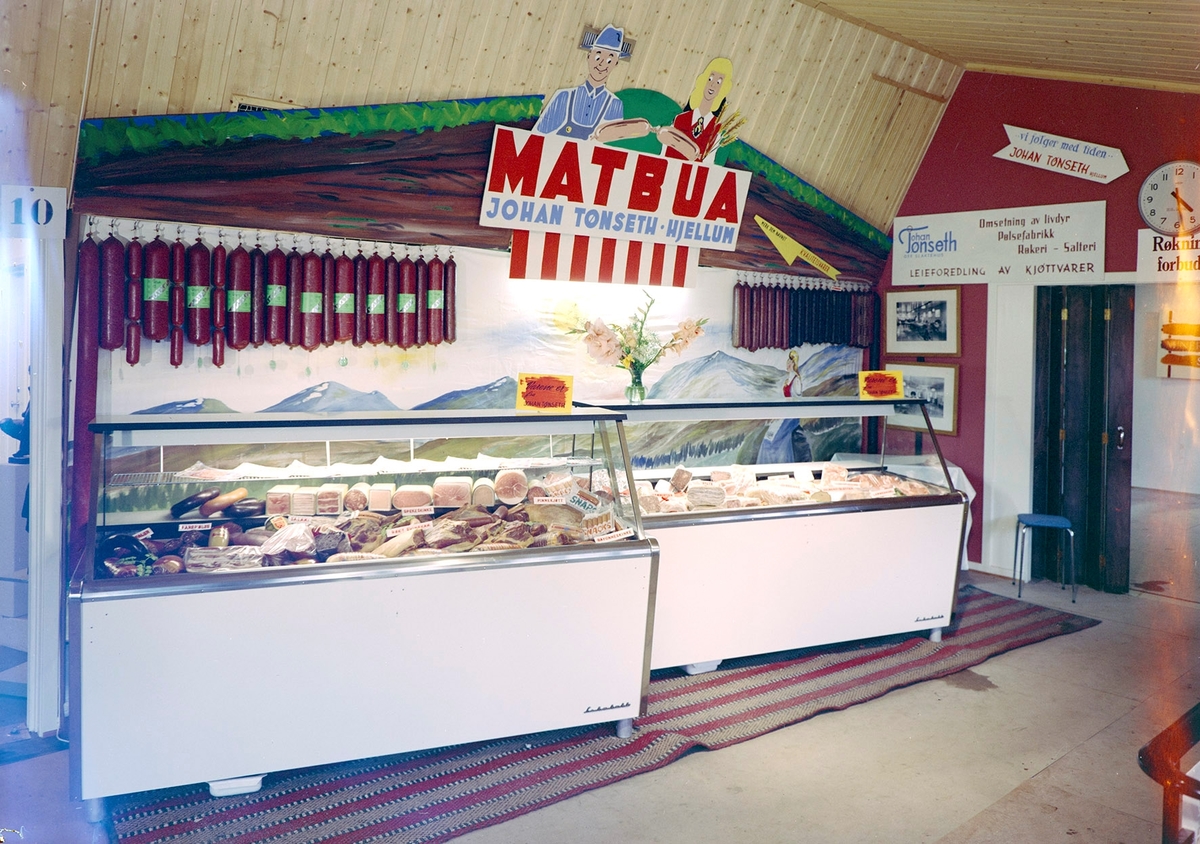 Johan Tønseth, Hjellum, Pølsemakeri, hermetikk,slakteri. Stand på utstilling, kjøledisk, kjøttvarer,