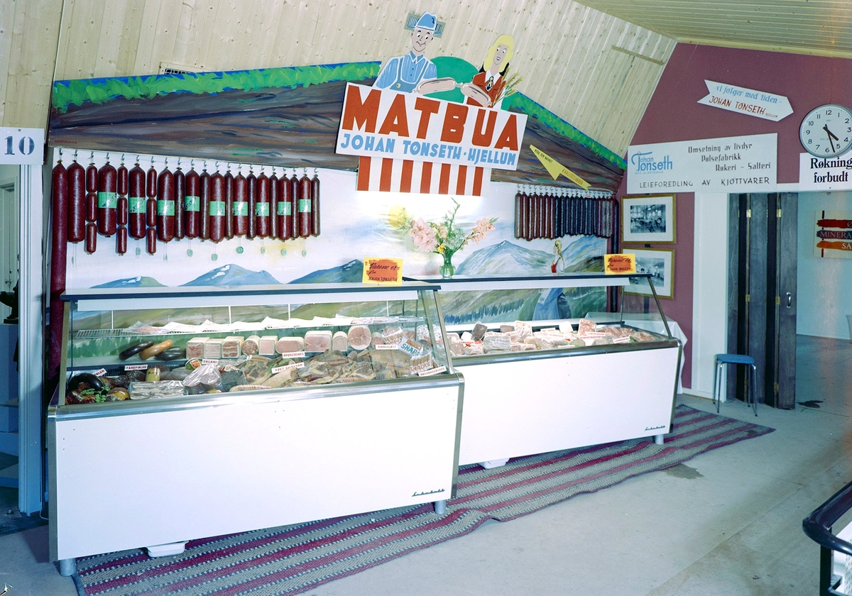 Johan Tønseth, Hjellum, Pølsemakeri, hermetikk,slakteri. Stand på utstilling, kjøledisk, kjøttvarer,