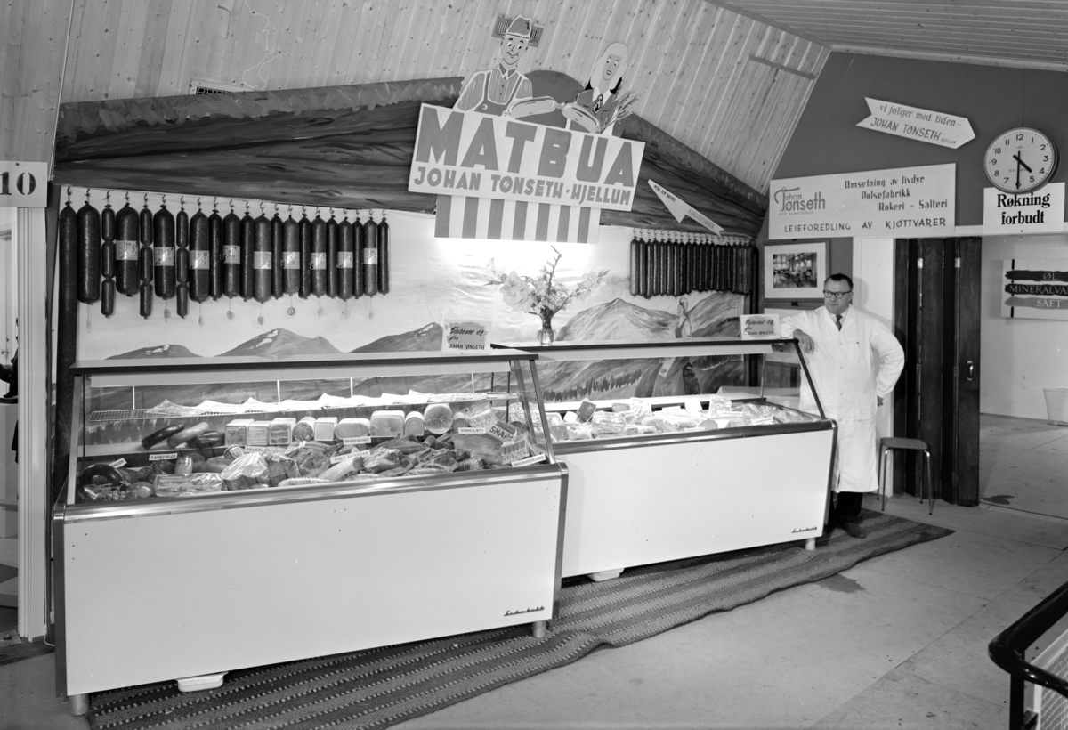 Johan Tønseth, Hjellum, Pølsemakeri, hermetikk,slakteri. Stand på utstilling, kjøledisk, kjøttvarer, mann ukjent.