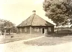 Förrådsbyggnad med pyramidtak på Förlösa gård.