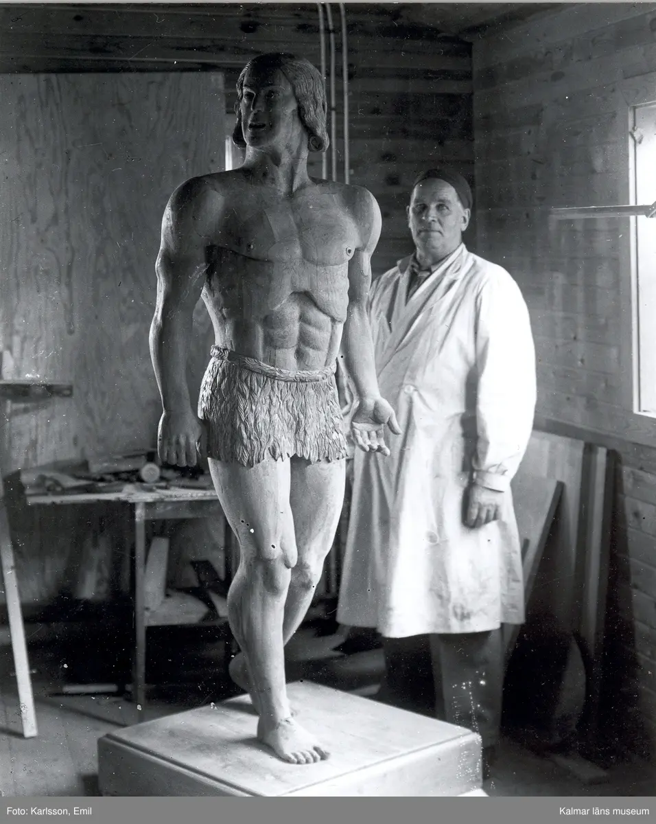 Konstnären och skulptören Otto Jansson, Mörtfors med skulpturen "Tarzan". Modell till skulpturen var Hardy Alandh, Stockholm. Bilden tagen i möbelfabrikens lokaler.