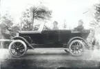 Misterhults egendom. Bilen ägdes av Misterhults egegndom. Troligen av märket Thulin. I baksätet förvaltare Gustav Karlberg, Egendomen. Vid ratten chaufför Eriksson. (Bilen kan även vara tysktillverkad av märket Rudolf Ley. Spetsig kylare och sufflettlåda).