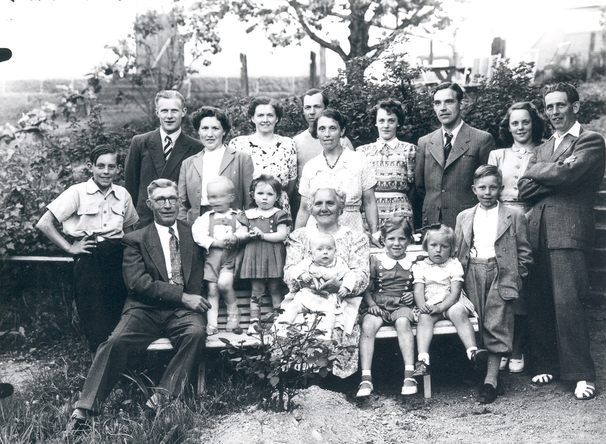 Grupporträtt av familj i Solberga, Mörtfors.