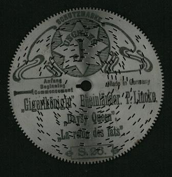 Perforterte metalplater med pigger på undersiden. Programmert musikk for platespilledåse.
30-spor, Ø 11.5 cm (4 1/2').
Drivsystem: Sentrumshull med tunge (4mm lang) samt tagger (2 mm lange) perifert langs kant, som et tannhjul. 
U-formet pigger på undersiden av platene.

Sentrumhull, diameter: 7,8 mm
Avstand mellom 10 spor: 13 (mm, ca)
Avstand sentrumsaksling – første spor:  14,5 mm
Total bredde spor:  37,3 mm

Platene er for øvrig kompatibel med Symphonion Simplex (30-spor, Ø 11.5 cm)